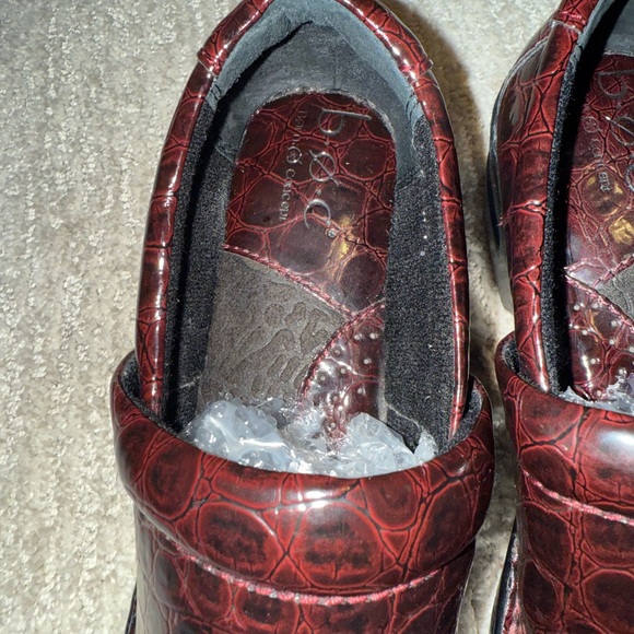 b.o.c Born Burgundy Faux Leather Croc Reptile Closed Back Clogs Size 7.5 Slip On - Picture 9 of 10